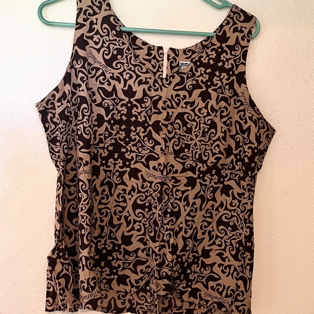 Manuhealii size large brown top